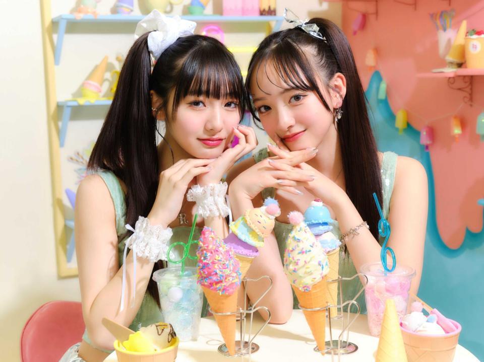 　「リコリリ」のリコの崎浜梨瑚（左）とリリの中瀬梨里