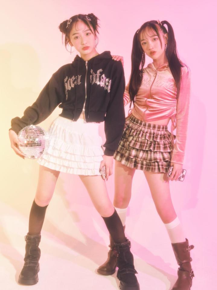 　デビューが決まったアイドルユニット「リコリリ」のリコこと崎浜梨瑚（左）とリリこと中瀬梨里