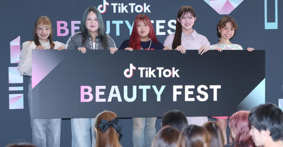 　トークで盛り上がった午前０時のプリンセスのｍｏｍｏｈａｈａ、大内アイミ、ＪＥＳＳＩＣＡ、聖秋流とｐｅｃｏ（撮影・金田祐二）