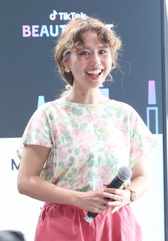 　登壇し笑顔のｐｅｃｏ（撮影・金田祐二）