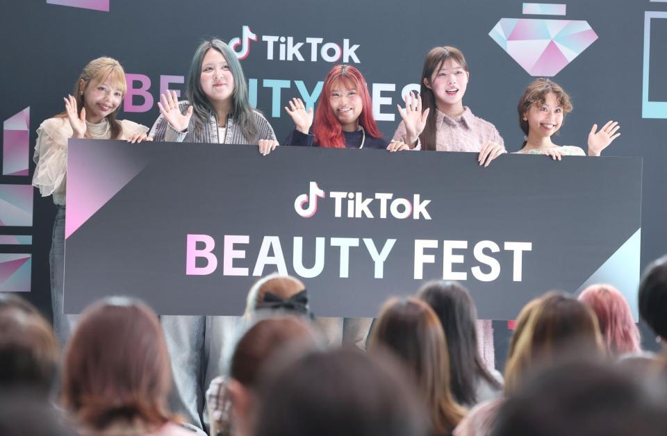 　トークで盛り上がった午前０時のプリンセスのｍｏｍｏｈａｈａ、大内アイミ、ＪＥＳＳＩＣＡ、聖秋流とｐｅｃｏ（撮影・金田祐二）