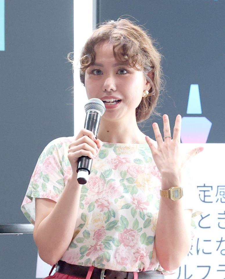 　トークで盛り上げるｐｅｃｏ（撮影・金田祐二）