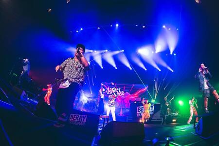 　パフォーマンスを行うベリーグッドマン