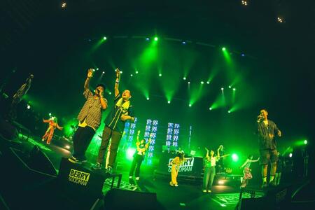 　パフォーマンスを行うベリーグッドマン