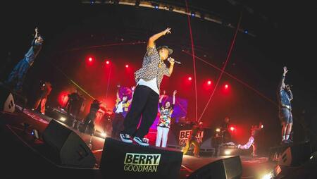 　パフォーマンスを行うベリーグッドマン