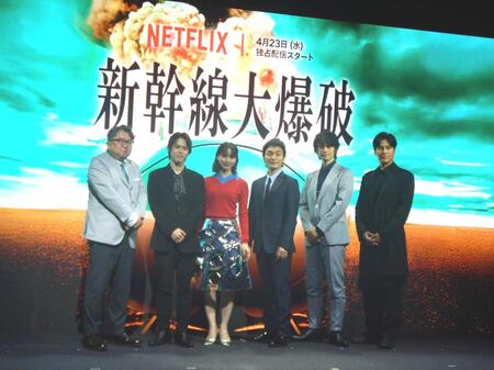 　写真に応じる（左から）樋口真嗣監督、細田佳央太、のん、草彅剛、要潤、斎藤工