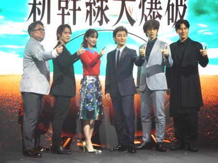 　写真に応じる（左から）樋口真嗣監督、細田佳央太、のん、草彅剛、要潤、斎藤工