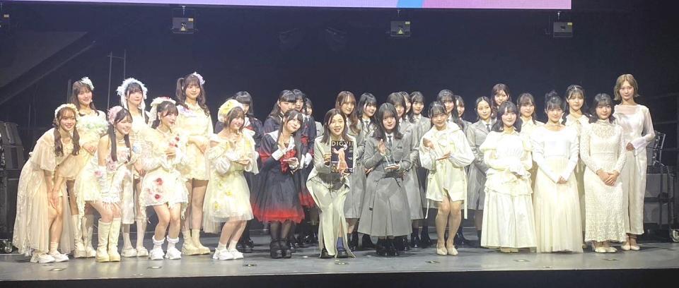 　ＭＣを務めた３時のヒロイン・福田麻貴（中央）、（左から）ｆａｖ　ｍｅ、ファントムシータ、ＷＨＩＴＥ　ＳＣＯＲＰＩＯＮ、ＹＵＭ！－ＴＵＫ！