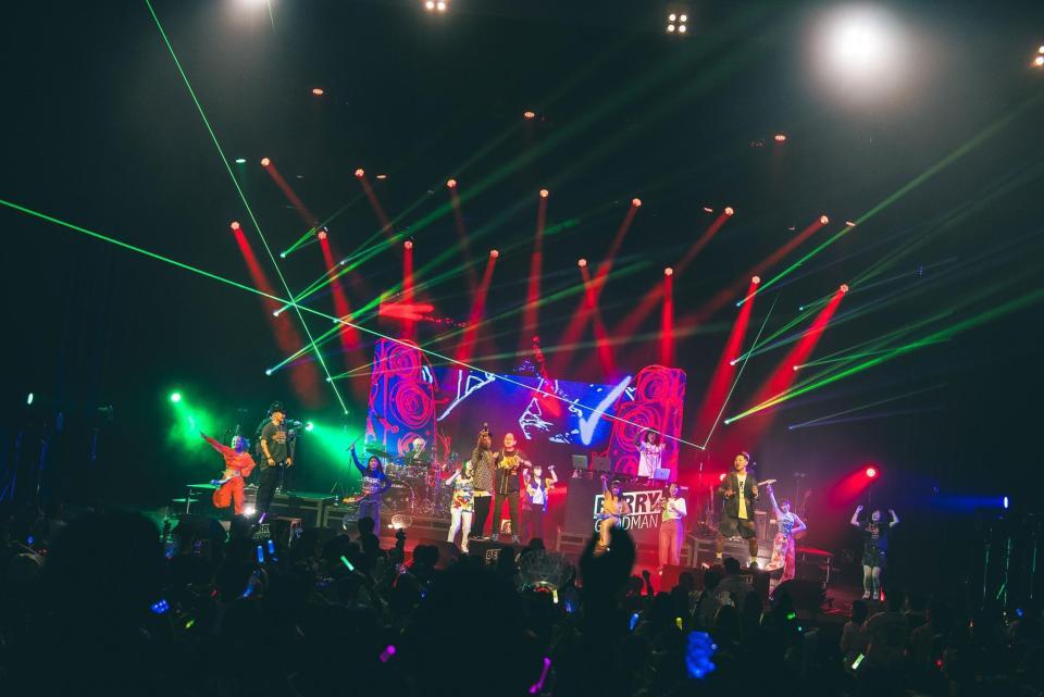 　パフォーマンスを行うベリーグッドマン