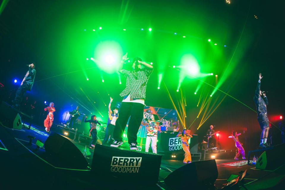 　パフォーマンスを行うベリーグッドマン