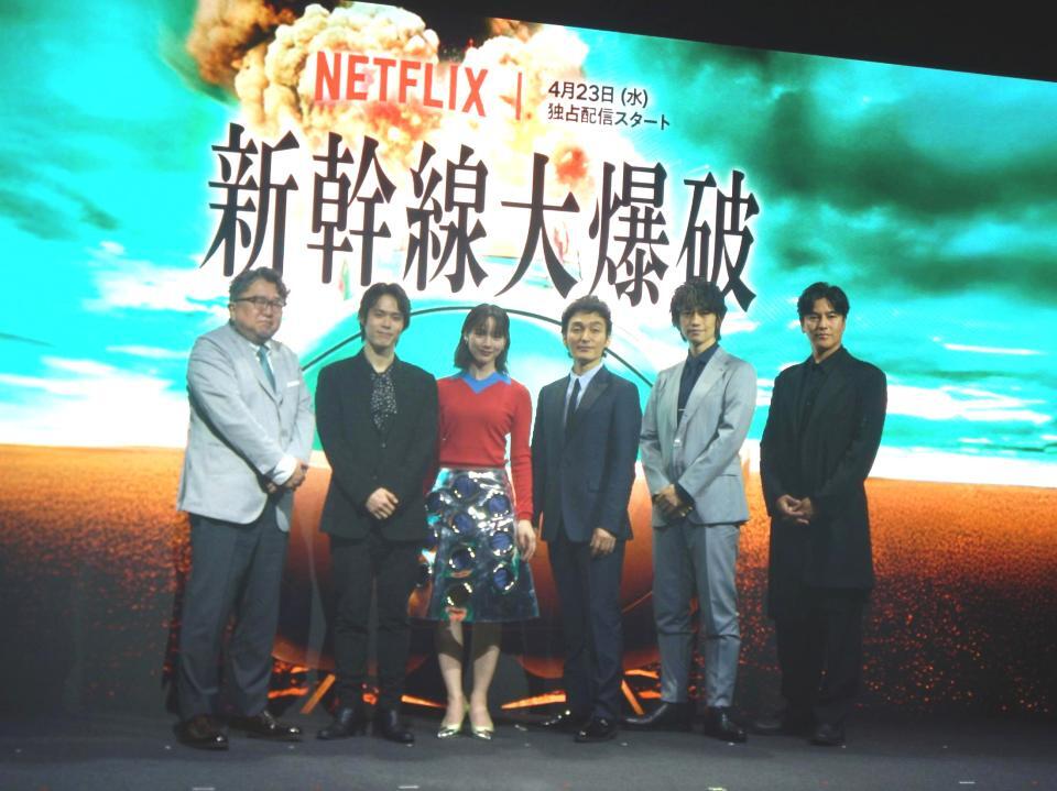 　写真に応じる（左から）樋口真嗣監督、細田佳央太、のん、草彅剛、要潤、斎藤工