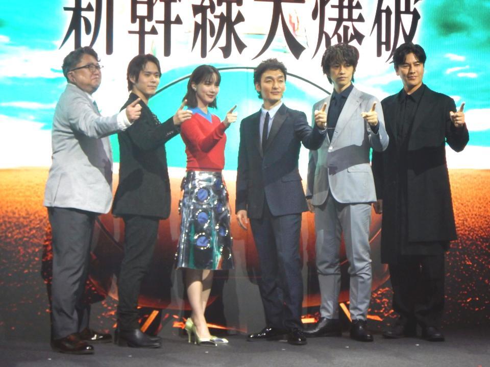 　写真に応じる（左から）樋口真嗣監督、細田佳央太、のん、草彅剛、要潤、斎藤工