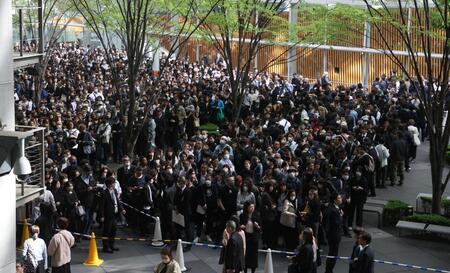 　中山美穂さんのお別れ会に参列するファン（撮影・佐々木彰尚）