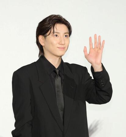 　客席に手を振る京本大我（撮影・棚橋慶太）