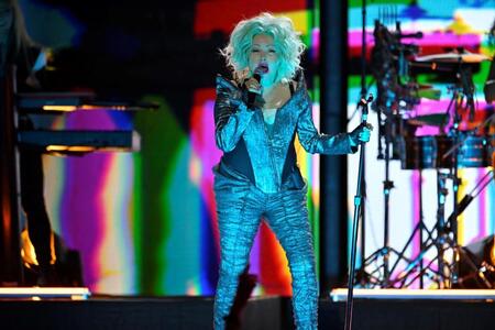 　最後の日本公演でパワフルに熱唱するシンディ・ローパー