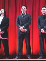 　オールブラックの衣装がよく似合う伊藤英明