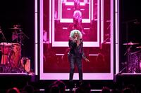 　最後の日本公演でパワフルに熱唱するシンディ・ローパー