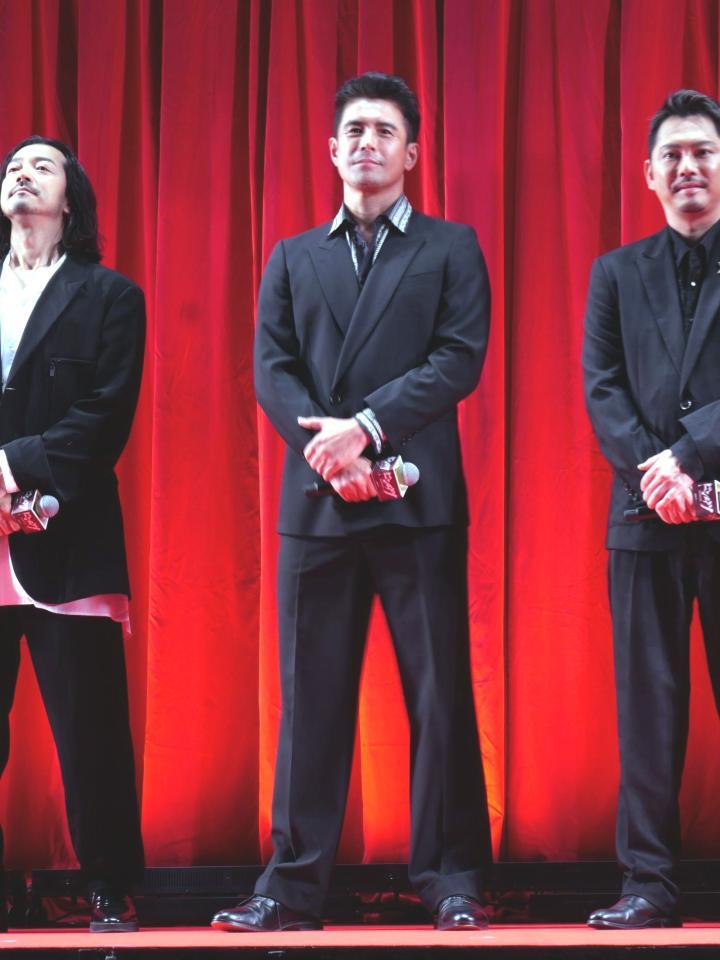 　オールブラックの衣装がよく似合う伊藤英明