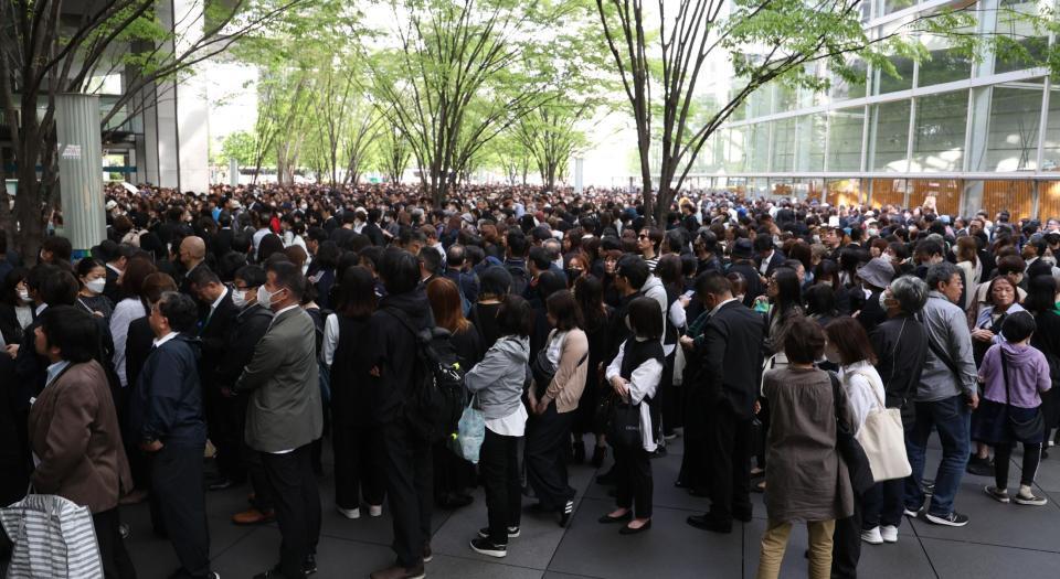 　中山美穂さんのお別れ会に参列するファン（撮影・佐々木彰尚）