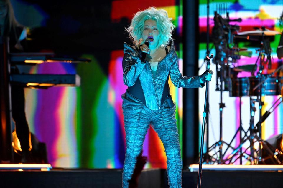 　最後の日本公演でパワフルに熱唱するシンディ・ローパー