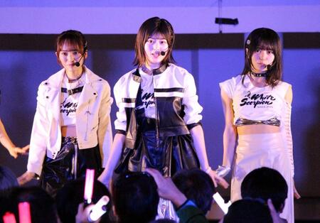 　パフォーマンスを披露する（左から）ＷＨＩＴＥ　ＳＣＯＲＰＩＯＮのＡＬＬＹ、ＨＡＮＮＡ、ＡＣＥ