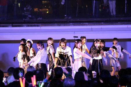 　熱唱するＷＨＩＴＥ　ＳＣＯＲＰＩＯＮ