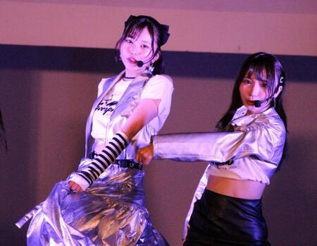 　パフォーマンスするＷＨＩＴＥ　ＳＣＯＲＰＩＯＮのＮＩＣＯ（左）とＡＣＯ