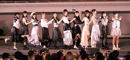 　ポーズを決める（左から）ＷＨＩＴＥ　ＳＣＯＲＰＩＯＮのＮＡＶＩ、ＭＯＭＯ、ＮＡＴＳＵ、ＡＬＬＹ、ＡＯＩ、ＨＡＮＮＡ、ＣＨＯＣＯ、ＡＣＥ、ＮＩＣＯ、ＡＣＯ、ＣＯＣＯ