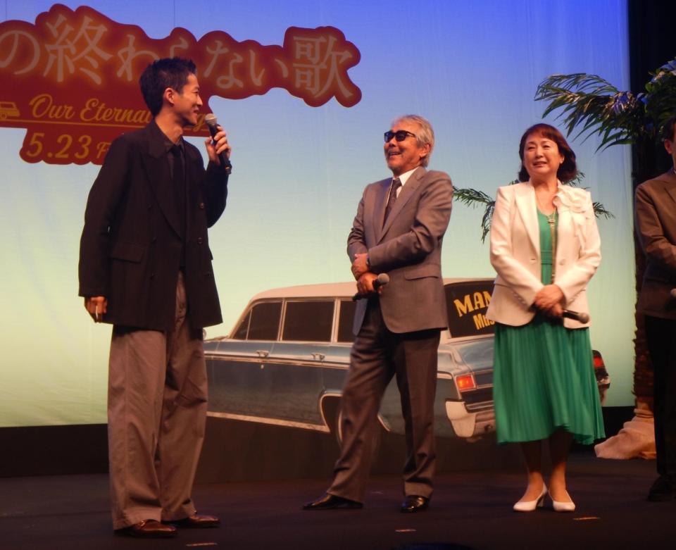 　笑ってトークする松坂桃李、寺尾聰、松坂慶子＝都内