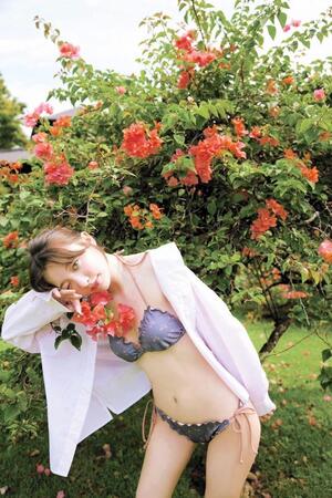 　「ＶｉＶｉ」の水着特集に登場した雑賀サクラ