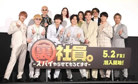 　フォトセッションで盛り上がる（前列左から）ＷＥＳＴ．の中間淳太、神山智洋、藤井流星、重岡大毅、小瀧望、濵田崇裕、桐山照史（後列同）竹中直人、剛力彩芽、恒松祐里、瑠東東一郎監督（撮影・佐々木彰尚）