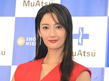 　昭和西川「３０年ＭｕＡｔｓｕ」新ＣＭ発表会に登場した菜々緒