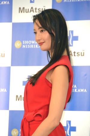 　昭和西川「３０年ＭｕＡｔｓｕ」新ＣＭ発表会に登場した菜々緒