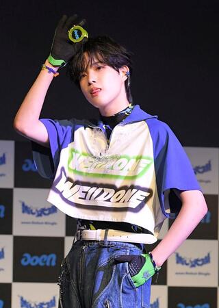 　ポーズを決めるａｏｅｎ・優樹（撮影・佐藤厚）