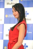 　昭和西川「３０年ＭｕＡｔｓｕ」新ＣＭ発表会に登場した菜々緒