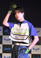 　ポーズを決めるａｏｅｎ・優樹（撮影・佐藤厚）