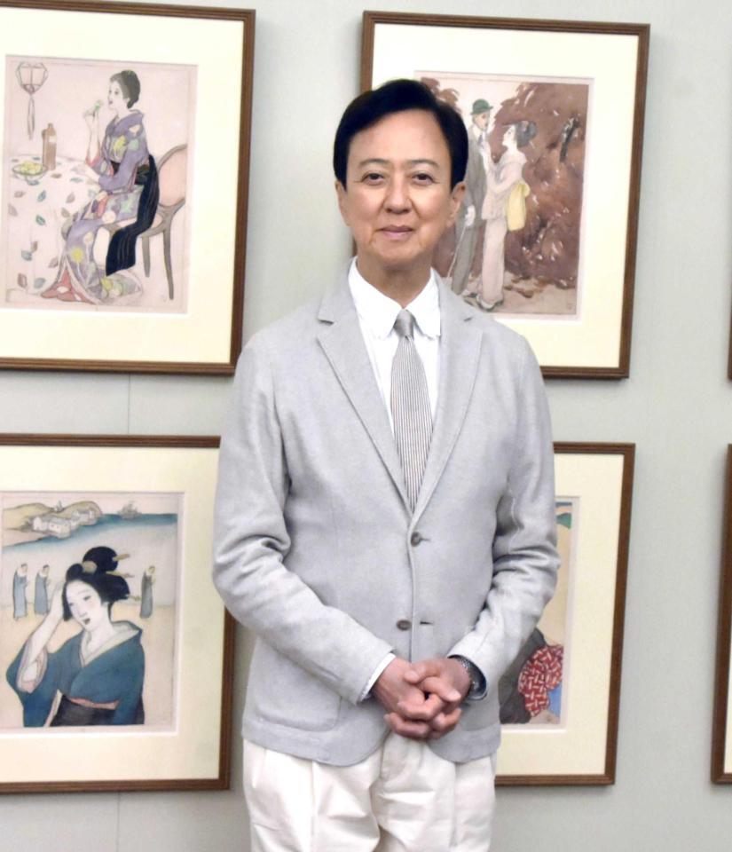 　竹久夢二の作品を前に笑顔を見せる坂東玉三郎