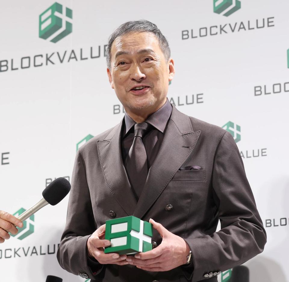 　囲み取材で笑顔を見せる渡辺謙（撮影・佐々木彰尚）