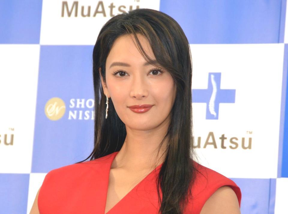 　昭和西川「３０年ＭｕＡｔｓｕ」新ＣＭ発表会に登場した菜々緒