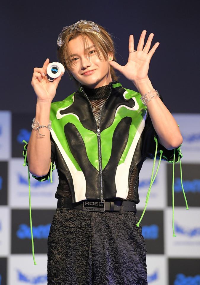 　ポーズを決めるａｏｅｎ・雅久（撮影・佐藤厚）