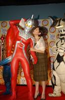 　「祝！４０周年記念　ウルトラセブン大賞」授賞式で特別感謝賞のウルトラセブンにねぎらいのキスをする？ひし美ゆり子さん＝２００７年６月