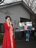 ウルトラセブン神戸ロケ聖地巡礼ツアー＆トークショー当時のシーンを再現する女優のひし美ゆり子＝２０１２年３月