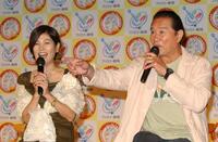 「祝！４０周年記念　ウルトラセブン大賞」授賞式。ひし美ゆり子さんとトークショーに出る森次晃嗣＝２００７年７月