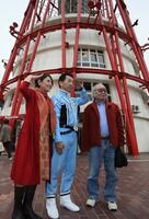 記念撮影に応じるひし美ゆり子（左）と満田かずほ監督＝２０１２年３月