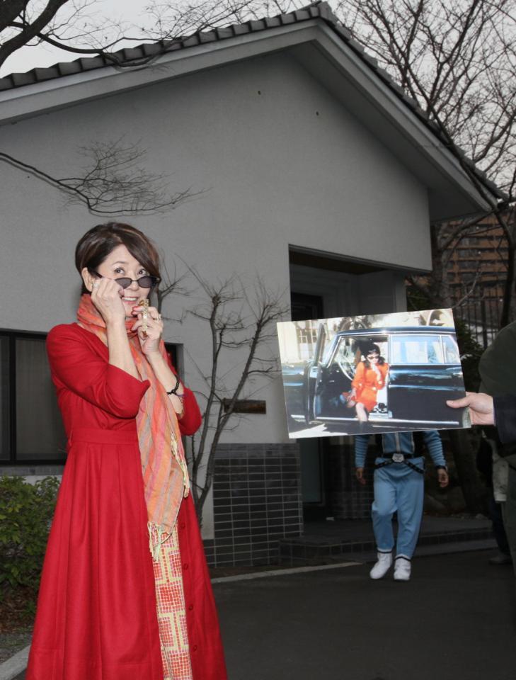 ウルトラセブン神戸ロケ聖地巡礼ツアー＆トークショー当時のシーンを再現する女優のひし美ゆり子＝２０１２年３月