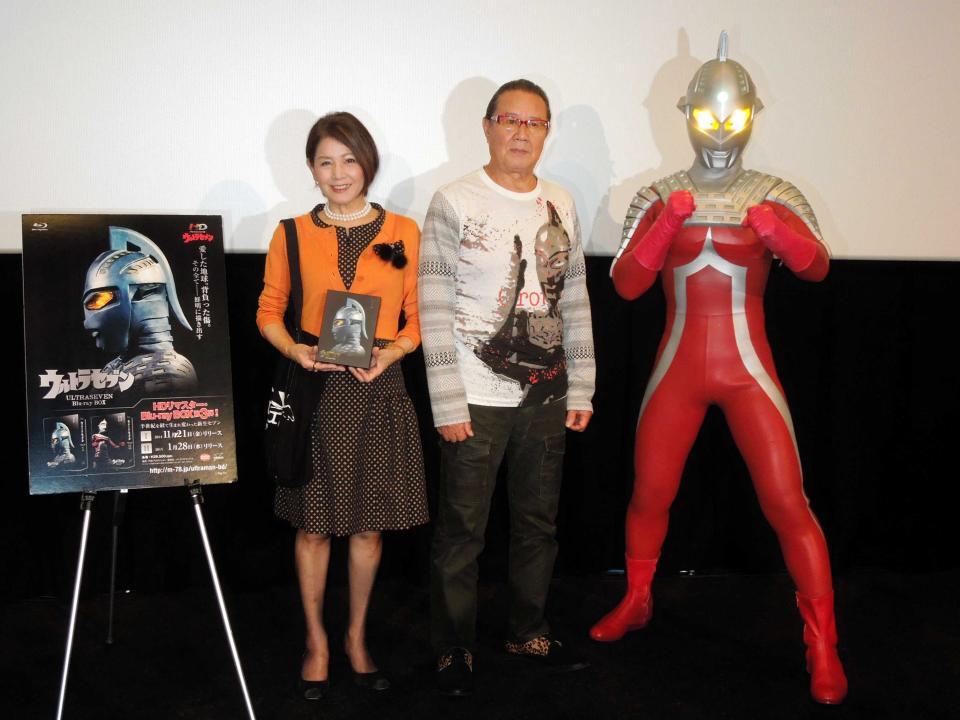 トークイベントを行った（左から）ひし美ゆり子、森次晃嗣、ウルトラセブン＝２０１４年１０月
