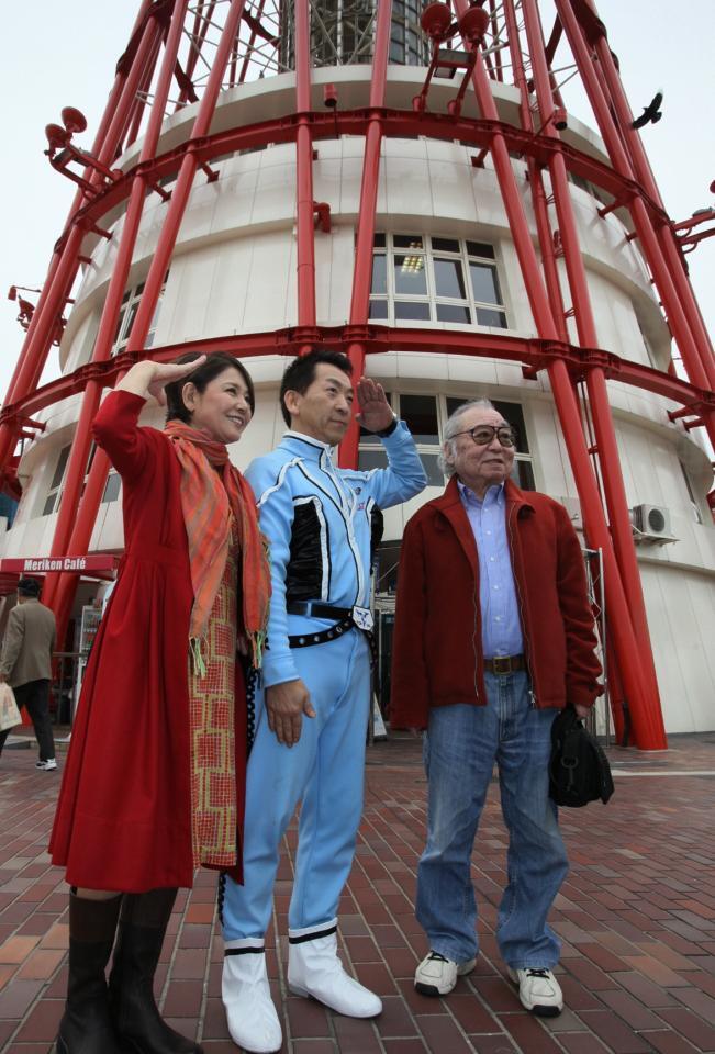 記念撮影に応じるひし美ゆり子（左）と満田かずほ監督＝２０１２年３月