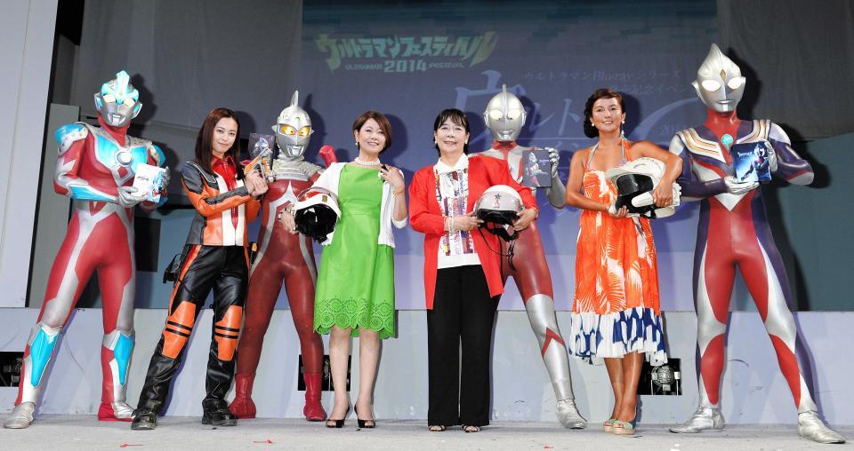 歴代ウルトラマンヒーローたちとポーズを決める（前列左から）滝裕可里、ひし美ゆり子、桜井浩子、吉本多香美＝２０１４年８月