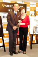 　ダイエットから１年後の１９年３月の梅沢富美男（左）