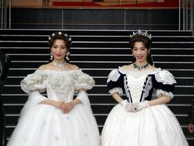 　写真撮影に応じる（左から）望海風斗、明日海りお